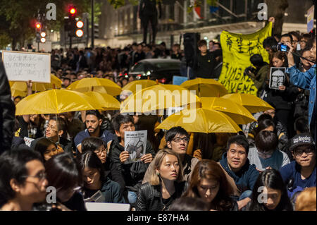 London, UK, 1. Oktober 2014.  Fast 3.000 Menschen versammelten sich vor der chinesischen Botschaft in London, pro-Demokratie-Proteste in Hongkong mit vielen Sonnenschirmen tragen oder tragen ein gelbes Band, das Symbol der Proteste in der ehemaligen britischen Kolonie zu unterstützen.  Bildnachweis: Stephen Chung/Alamy Live-Nachrichten Stockfoto