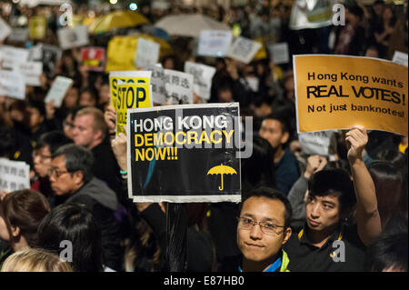 London, UK, 1. Oktober 2014.  Fast 3.000 Menschen versammelten sich vor der chinesischen Botschaft in London, pro-Demokratie-Proteste in Hongkong mit vielen Sonnenschirmen tragen oder tragen ein gelbes Band, das Symbol der Proteste in der ehemaligen britischen Kolonie zu unterstützen.  Bildnachweis: Stephen Chung/Alamy Live-Nachrichten Stockfoto