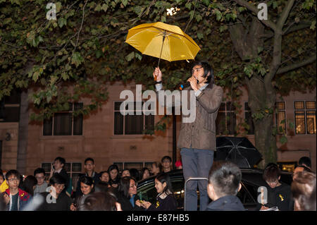 London, UK, 1. Oktober 2014.  Fast 3.000 Menschen versammelten sich vor der chinesischen Botschaft in London, pro-Demokratie-Proteste in Hongkong mit vielen Sonnenschirmen tragen oder tragen ein gelbes Band, das Symbol der Proteste in der ehemaligen britischen Kolonie zu unterstützen.  Im Bild: Protest Führer, Jun Yip, befasst sich die Massen.  Bildnachweis: Stephen Chung/Alamy Live-Nachrichten Stockfoto