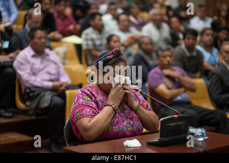 Guatemala-Stadt, Guatemala. 1. Oktober 2014. Die indigenen Aktivist Rigoberta Menchú, reagiert während ihrer Aussage am Anfang des Prozesses gegen das Feuer in der spanischen Botschaft in Guatemala 1980 in Guatemala-Stadt, Hauptstadt von Guatemala, auf 1. Oktober 2014. Der Prozess gegen den ehemaligen Chef der Nationalpolizei, Pedro Garcia Arredondo, beschuldigt, verursacht den Tod von 37 Menschen bei einem Brand in der Botschaft von Spanien in Guatemala, einschließlich Herrn Vicente Menchú, Vater der indigenen Aktivist Rigoberta Menchú, Start am Mittwoch. Bildnachweis: Luis Echeverria/Xinhua/Alamy Live-Nachrichten Stockfoto