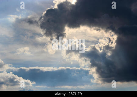 Wolke mit ungewöhnlichen Form und sonnigen Balken Stockfoto