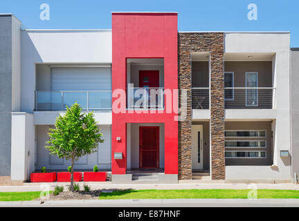 Typische Fassade eines modernen Vorort Stadthauses am Mittag Stockfoto