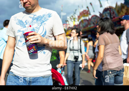 Los Angeles - 9/28: Mann geht durch die Menge im Los Angeles County Fair 28. September 2014 in Los Angeles, Kalifornien. Stockfoto