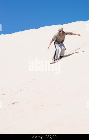 Sandboarding auf Sanddünen in Little Sahara, Kangaroo Island, South Australia Stockfoto