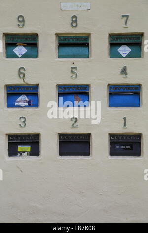 Viele Briefkästen oder Postfächer in einem Apartment-Komplex in Fremantle, Western Australia, Australien. Stockfoto