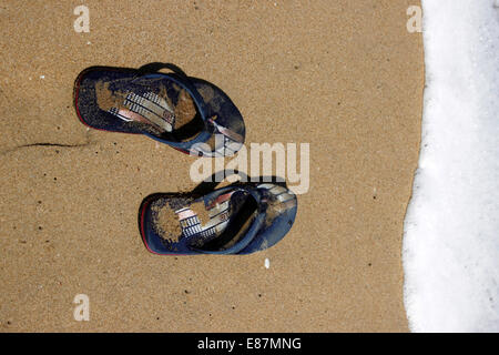 Flip Flops auf dem Strandsand in Mamallapuram, Kanchipuram, Tamill Nadu, Südindien, Indien, Asien. Stockfoto