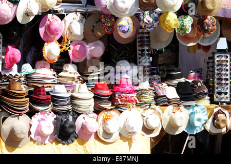 Straßenhändler - Hut Verkäufer Stand an Kanchipuram Mamallapuram, Tamil Nadu, Indien. Stockfoto