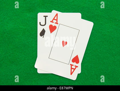 Blackjack-Hand mit Casino-Chip auf grüne Casino-Tisch Stockfoto