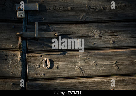 Alte Schleuse am Scheunentor in am Nachmittag Licht (Horizontal) Stockfoto