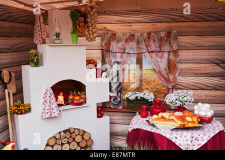 Interieur des Zimmers des russischen ländlichen Hauses. Landschaft. Stockfoto