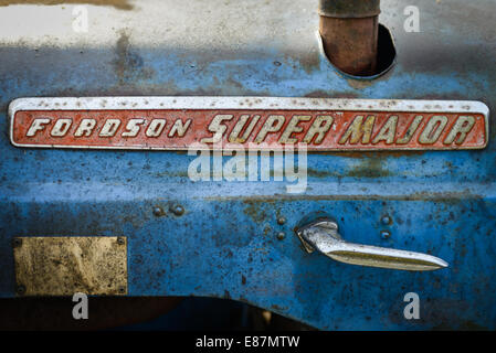 Die Motorabdeckung eines Fordson Super Major vintage Traktor. Stockfoto