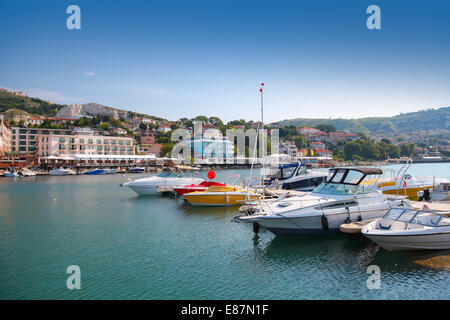 Yachten und Sportboote sind in der Marina von Balchik festgemacht. Stockfoto