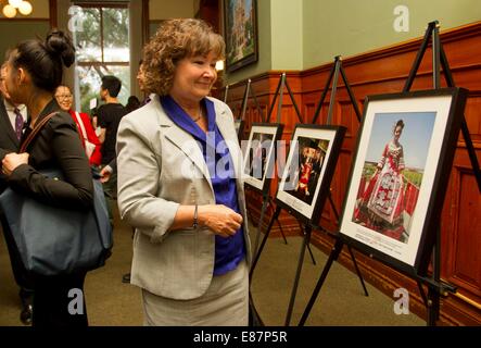 Toronto, Kanada. 2. Oktober 2014. Besucher sehen Fotos während der "Xinhua Gallery"-Fotoausstellung im Ontario Legislative Building in Toronto, Kanada, 1. Oktober 2014. Die Fotoausstellung fand Mittwoch hier anlässlich des 65. Jahrestages der Gründung der Volksrepublik China am 1. Oktober fällt. Bildnachweis: Xinhua/Alamy Live-Nachrichten Stockfoto