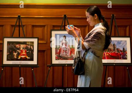 Toronto, Kanada. 2. Oktober 2014. Besucher sehen Fotos während der "Xinhua Gallery"-Fotoausstellung im Ontario Legislative Building in Toronto, Kanada, 1. Oktober 2014. Die Fotoausstellung fand Mittwoch hier anlässlich des 65. Jahrestages der Gründung der Volksrepublik China am 1. Oktober fällt. Bildnachweis: Xinhua/Alamy Live-Nachrichten Stockfoto