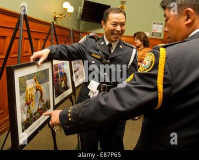 Toronto, Kanada. 2. Oktober 2014. Besucher sehen Fotos während der "Xinhua Gallery"-Fotoausstellung im Ontario Legislative Building in Toronto, Kanada, 1. Oktober 2014. Die Fotoausstellung fand Mittwoch hier anlässlich des 65. Jahrestages der Gründung der Volksrepublik China am 1. Oktober fällt. Bildnachweis: Xinhua/Alamy Live-Nachrichten Stockfoto