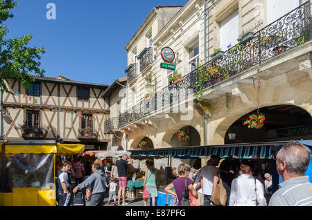 Die beliebten Samstagsmarkt in Sainte-Foy-La-Grande in der Gironde Abteilung von Südwest-Frankreich Stockfoto