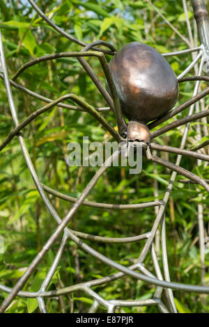 Spinne Skulptur mit Spinnennetz Eden Projekt Cornwall England UK August Stockfoto