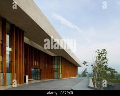 Pfeifen Sie Rock Golf-Clubhaus, Chuncheon, Südkorea. Architekt: Mecanoo, 2012. Perspektive von außen Holzrahmen mit mit Stockfoto