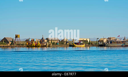 Schwimmende Inseln der Uros am Titicaca-See, Puno, Peru Stockfoto