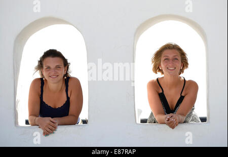 Zwei junge Frauen mit Blick vom Balcon de Femes, Femes, Lanzarote, Kanarische Inseln, Spanien Stockfoto