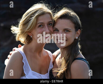 Zwei junge Frauen, Freundinnen, Lanzarote, Kanarische Inseln, Spanien Stockfoto