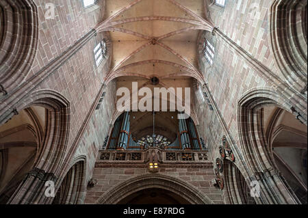 Orgelempore mit Rosette in der Lorenzkirche, Nürnberg, Middle Franconia, Bayern, Deutschland Stockfoto