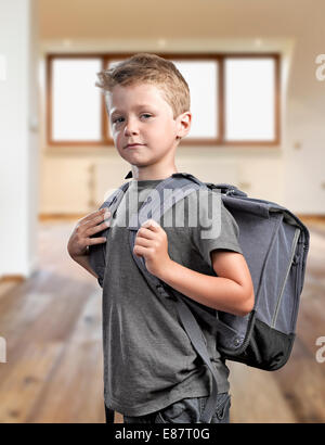 Junge mit Rucksack isoliert auf weißem Hintergrund bereit, wieder zur Schule gehen Stockfoto