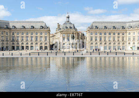 Das Wasser Spiegel des Miroir d ' Eau gegenüber dem Palais De La Bourse in der französischen Stadt Bordeaux Stockfoto