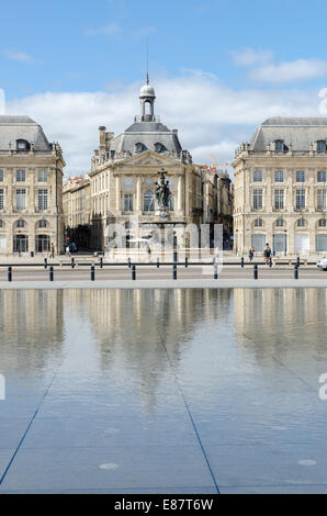 Das Wasser Spiegel des Miroir d ' Eau gegenüber dem Palais De La Bourse in der französischen Stadt Bordeaux Stockfoto