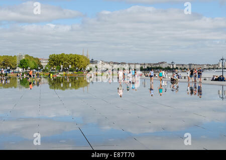 Das Wasser Spiegel des Miroir d ' Eau gegenüber dem Palais De La Bourse in der französischen Stadt Bordeaux Stockfoto