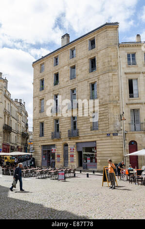 Tische und Stühle im Freien ein Café im Ort Saint-Pierre in Bordeaux Stockfoto