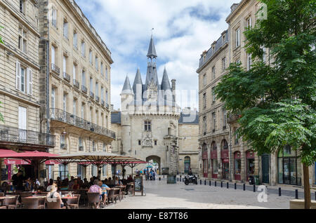 Place du Palais in der Stadt Bordeaux mit Porte Cailhau im Hintergrund Stockfoto