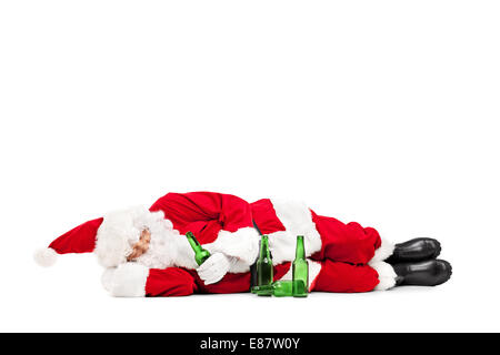 Betrunken Santa Claus auf dem Boden liegend mit ein paar Bierflaschen um ihn isoliert auf weißem Hintergrund Stockfoto