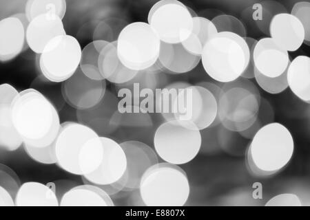 Erstellt durch eine Reihe von schwarzen und weißen Bokeh Hintergrund unscharf gestellt Weihnachtsbeleuchtung. Stockfoto