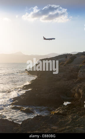 Air Berlin-Verkehrsflugzeug in Palma De Mallorca Flughafen. Kathedrale und Fischerei jungen in trübe Sommer Sonnenuntergang. Mallorca, Spanien Stockfoto