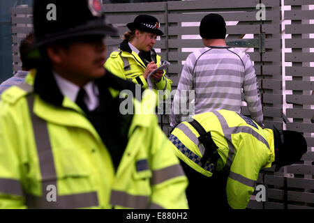 Polizei führt durch Drogen Durchsuchungen durch die Straßen von Manchester.  Polizei suchen ein Mitglied der Öffentlichkeit in der Nähe von URBIS. Stockfoto