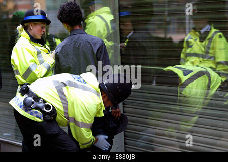 Polizei führt durch Drogen Durchsuchungen durch die Straßen von Manchester.  Polizei suchen einen mutmaßlichen Drogendealer im northern quarter Stockfoto