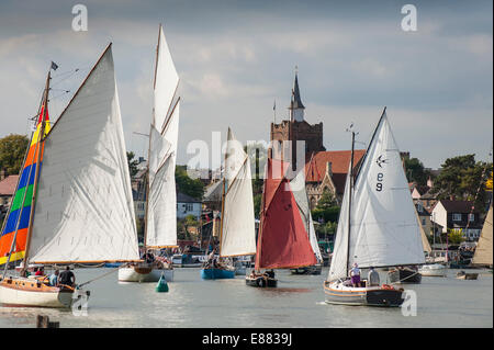 Verschiedene Segelboote nehmen an der spektakulären Segelparade auf dem Blackwater River in der Maldon Regatta in Essex Teil Stockfoto