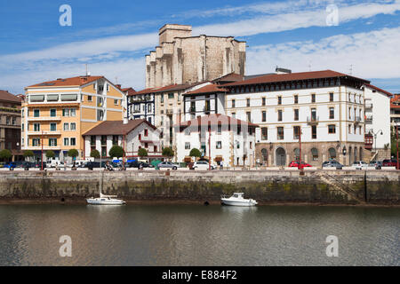 Alte Stadt von Zumaia liegt an der Küste von Gipuzkoa, Baskenland. Stockfoto