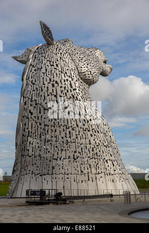 Die Kelpies Pferd Skulpturen neben dem Forth & Clyde Canal und Autobahn M8 in Falkirk in Schottland Stockfoto