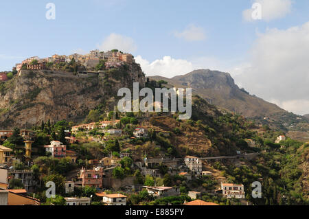 Ein mittelalterliches Dorf Castelmola thront auf einem Felsen über Taormina mit Monte Venere in der Ferne Sizilien Italien Stockfoto