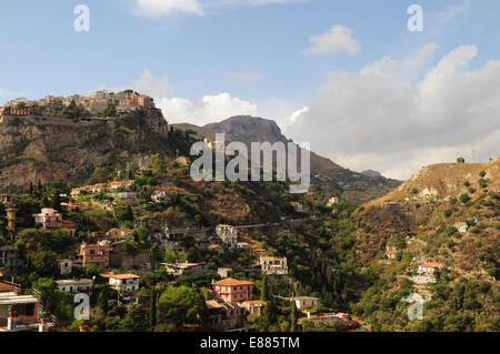 Ein mittelalterliches Dorf Castelmola thront auf einem Felsen über Taormina mit Monte Venere in der Ferne Sizilien Italien Stockfoto