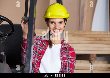Architektin In Hardhat durch Hubwagens Stockfoto