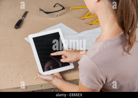 Weibliche Architekten berühren Tablet PC-Bildschirm Stockfoto
