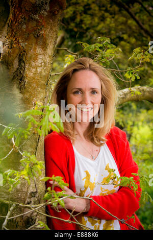 Autor Karen Swan und ihrem Baumhaus auf Ashdown Forest in East Sussex, wo sie ihre Bücher schreibt. Stockfoto