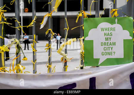 Hong Kong, China. 2. Oktober 2014.  Am frühen Morgen am Eingang von der HK Regierungsbüros. Gelbe Bänder sind das Symbol der Occupy Central-Bewegung. Bildnachweis: Kees Metselaar/Alamy Live-Nachrichten Stockfoto