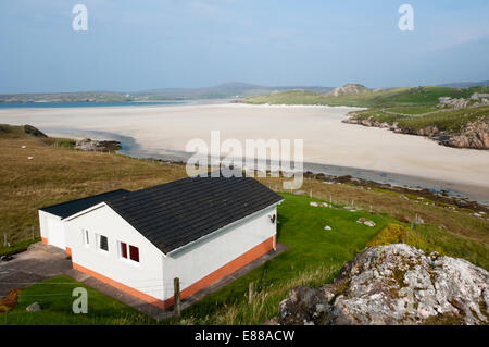 Ein Haus mit Blick auf Cappadale Sands, ein Teil des Traigh Uige auf der Isle of Lewis. Stockfoto