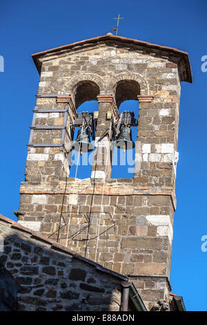 Zwei alte Glocken im Turm mit Seil-Pull-System auf einem blauen Himmel in Montalcino, Italien Stockfoto