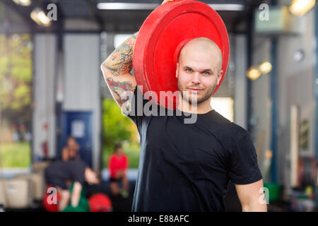 Mann heben Langhantel Platte Stockfoto