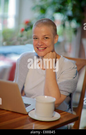 Porträt einer Frau nach der ersten Chemotherapie (48 Jahre alt), Anwendung machen Stockfoto